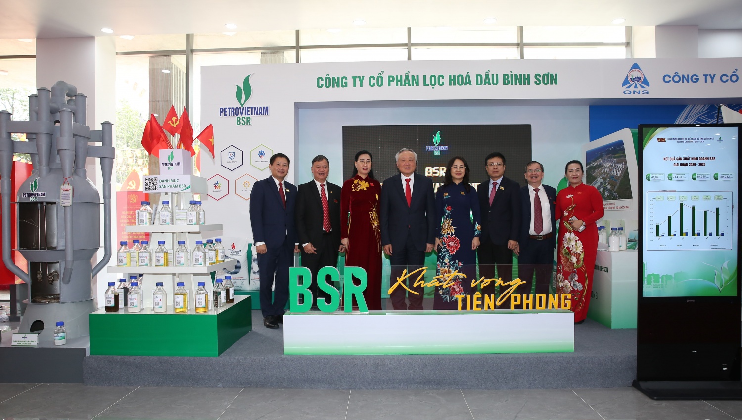 Phó Thủ tướng Nguyễn Hòa Bình tham quan gian hàng của BSR tại Đại hội đại biểu Đảng bộ tỉnh Quảng Ngãi nhiệm kỳ 2025-2030”
